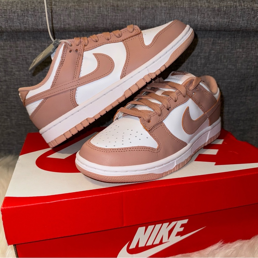 BRAND NEW WOMEN’S NIKE DUNKS LOW 7.5